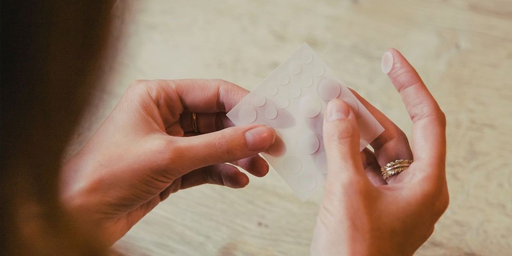 Acne patches of pleisters plakken op een puistje, werkt dat?